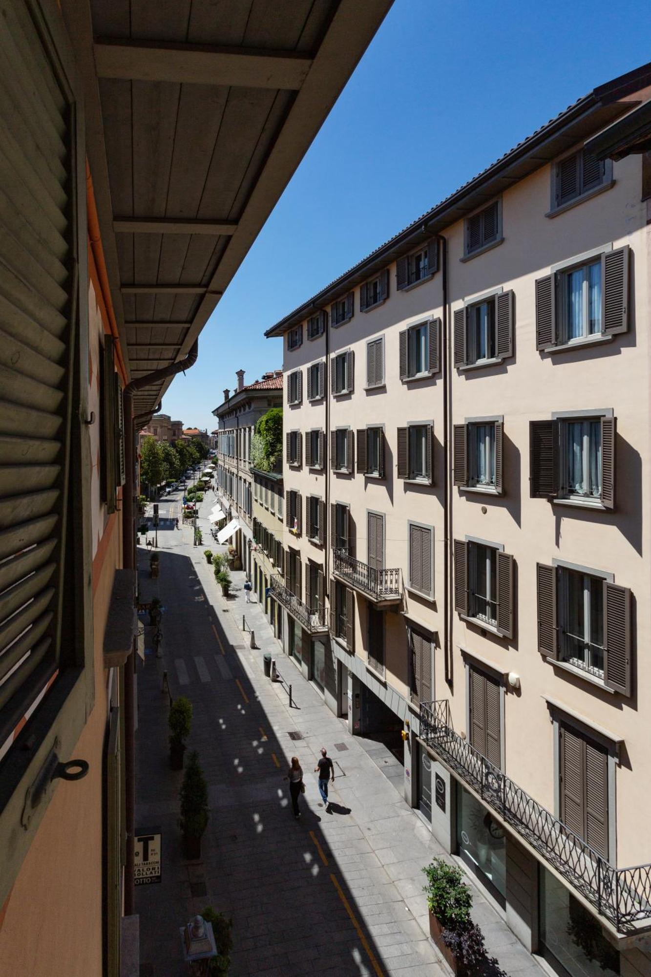 La Castellana Apartment Bergamo Bagian luar foto