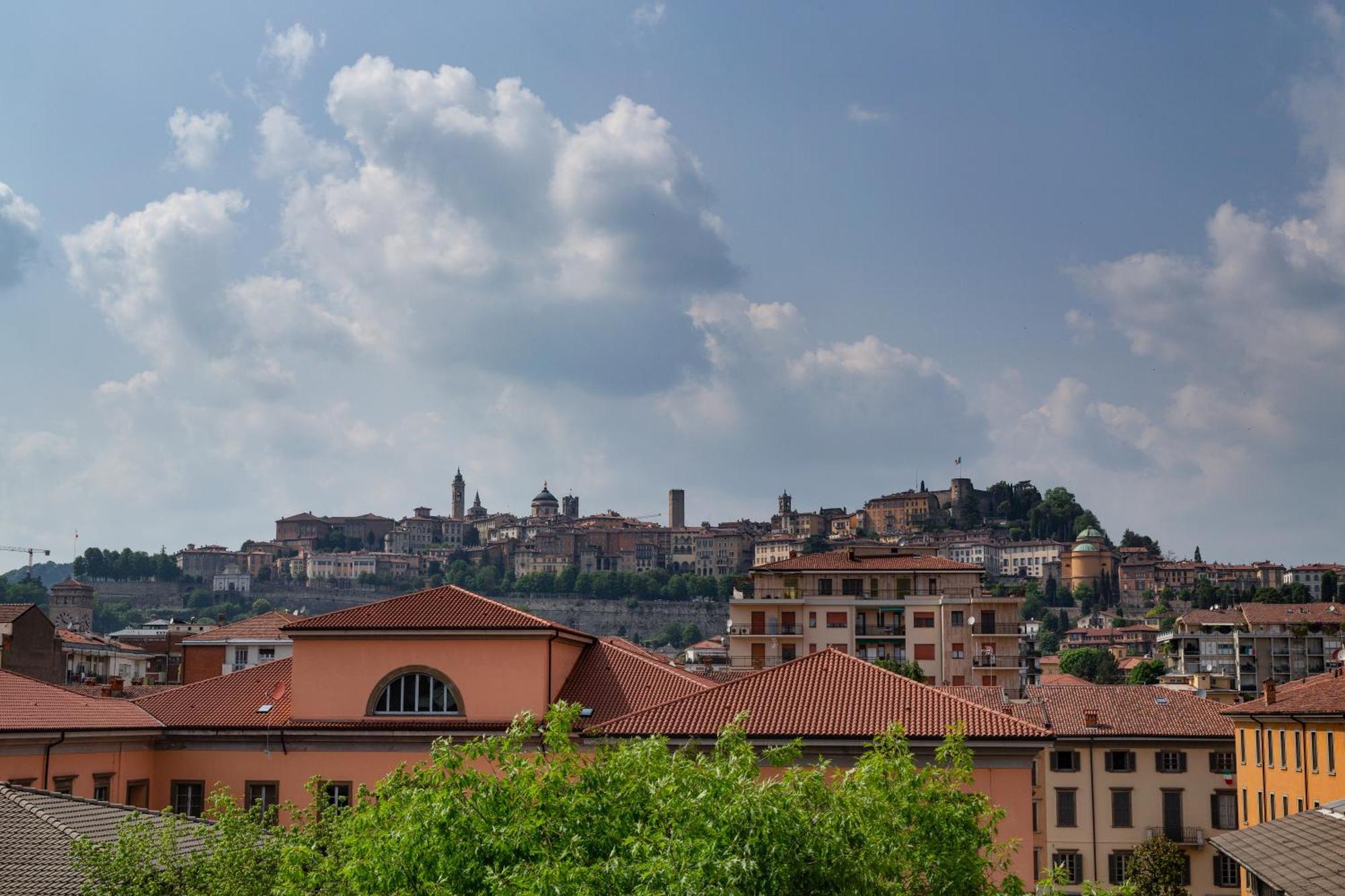 La Castellana Apartment Bergamo Bagian luar foto