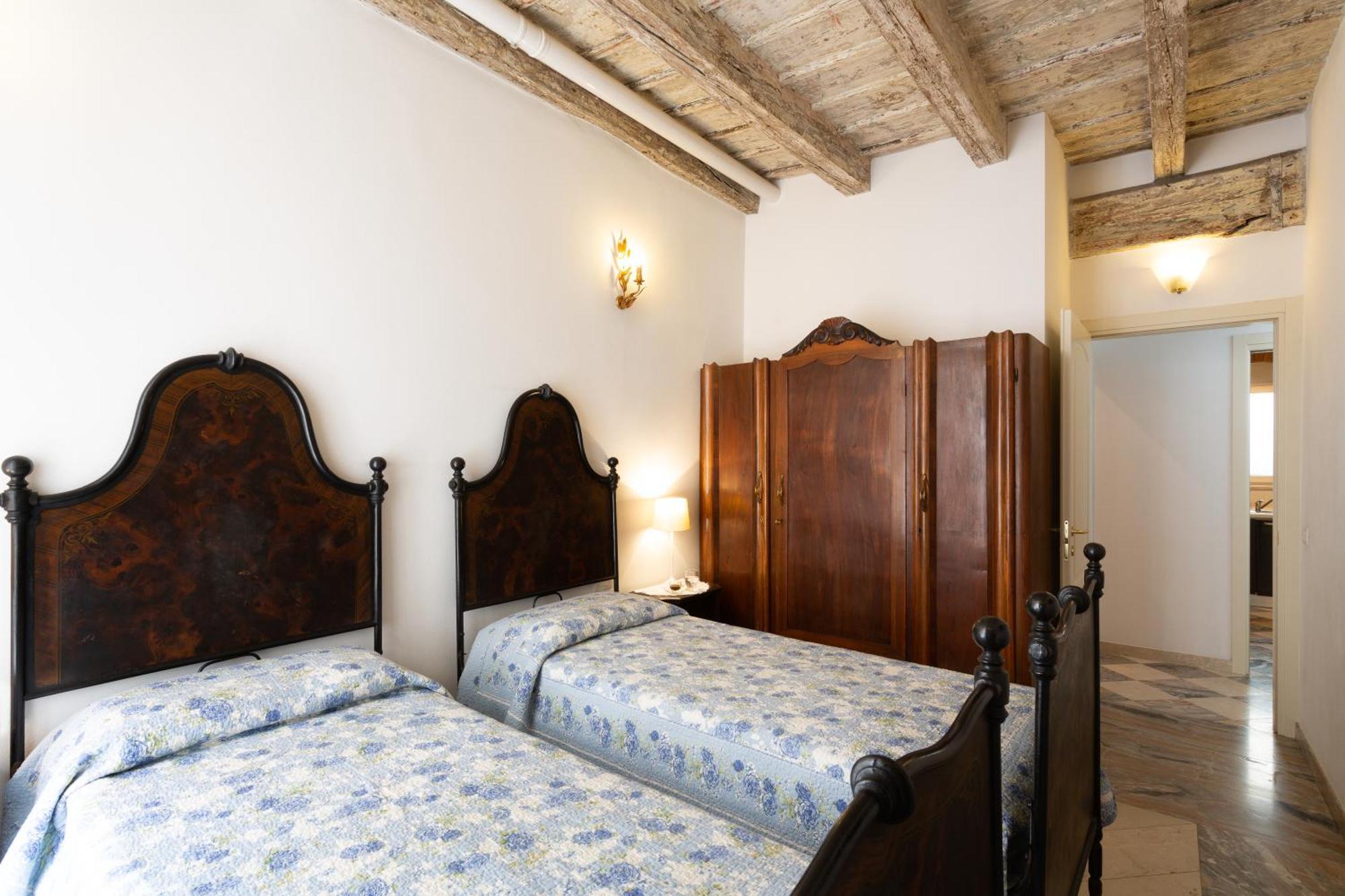 La Castellana Apartment Bergamo Bagian luar foto